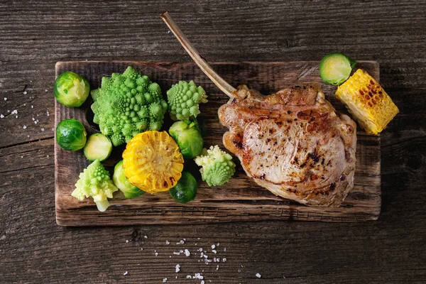 Steak de veau grillé aux légumes — Photo