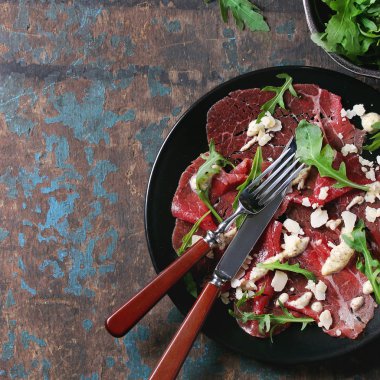 Dana carpaccio roka ve sos ile