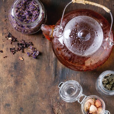 Kuru çay çaydanlık ile çeşitli