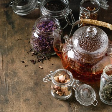 Kuru çay çaydanlık ile çeşitli