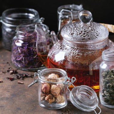 Kuru çay çaydanlık ile çeşitli