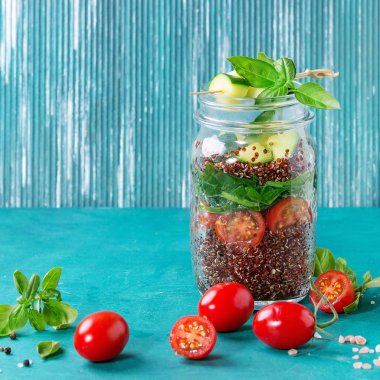 Kavanoz içinde quinoa salata