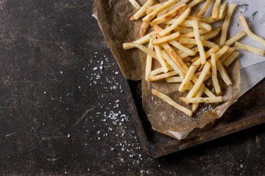 Kızarmış tavuk budu ve patates kızartması.