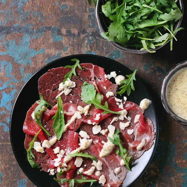 Carpaccio de carne com arugula e molho — Fotografia de Stock