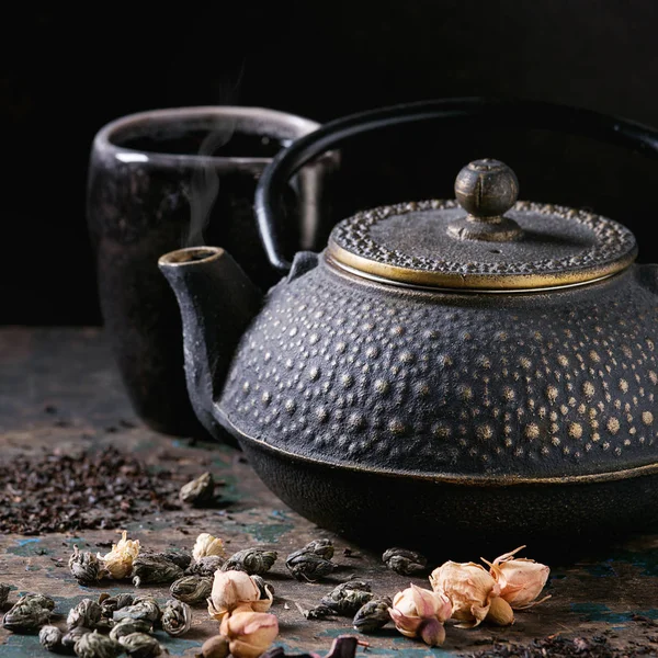 Variasjon i tørr te med tekanne – stockfoto
