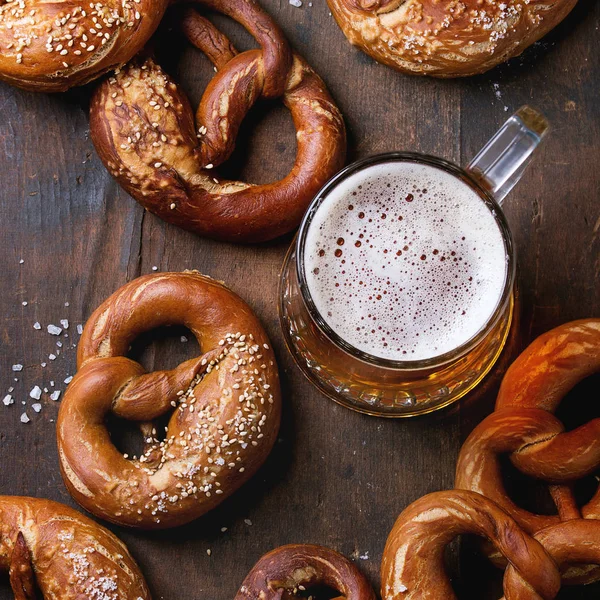 Lagerbier mit Brezeln — Stockfoto