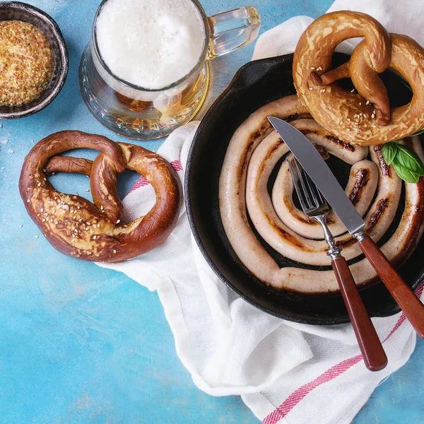 Salchichas fritas con cerveza y pretzels —  Fotos de Stock