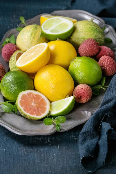 Variedad de cítricos con limón tigre —  Fotos de Stock