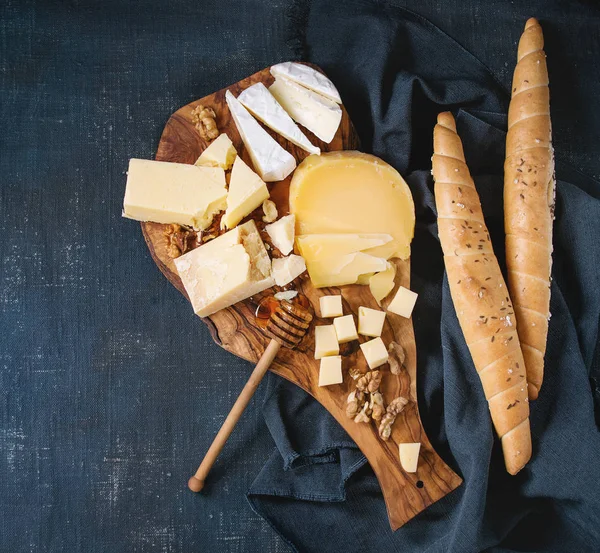 Surtido de queso sobre tabla de madera —  Fotos de Stock