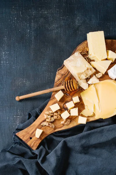 Assortiment de fromage sur planche de bois — Photo