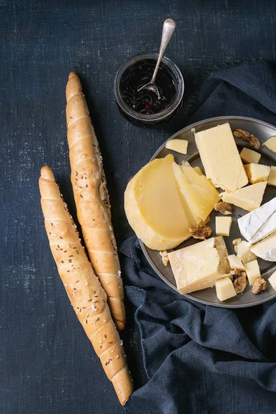 Sortiment av ost på träskiva — Stockfoto