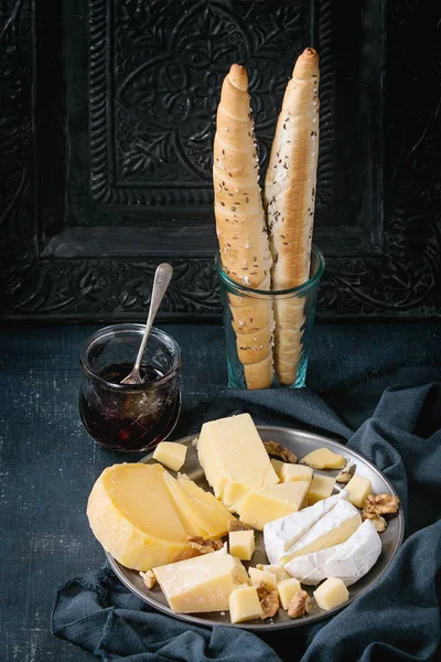 Sortiment av ost på träskiva — Stockfoto
