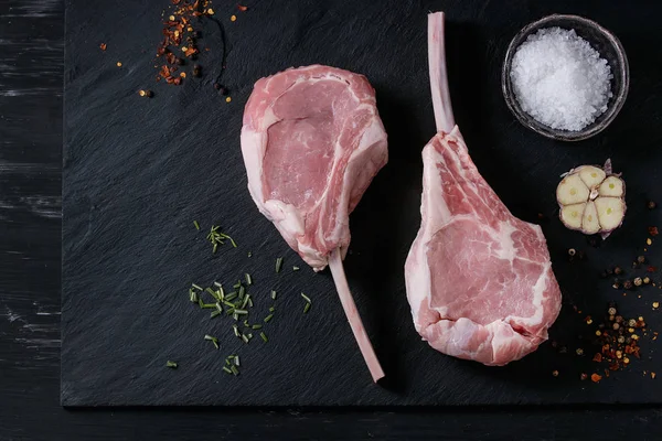 Ruwe kalfsvlees tomahawk steak — Stockfoto