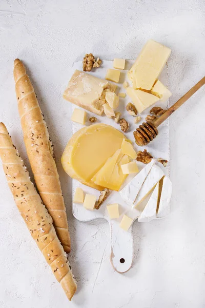 Surtido de queso sobre tabla de madera — Foto de Stock