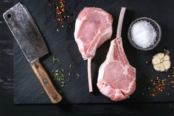 Filete tomahawk crudo de ternera —  Fotos de Stock