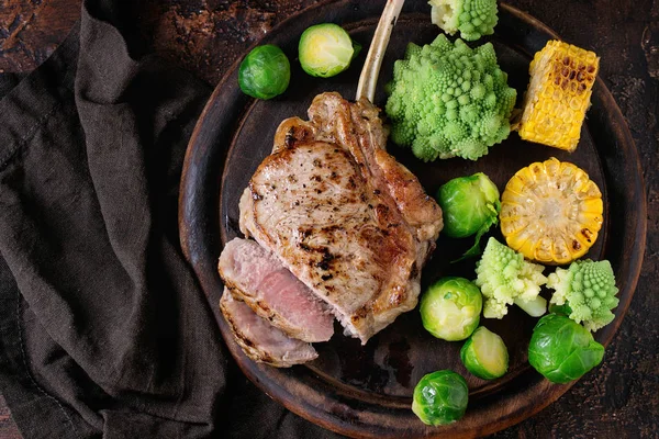 Grilled veal steak with vegetables — Stock Photo, Image