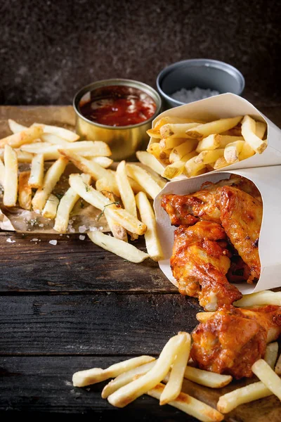 Pernas de frango fritas com batatas fritas — Fotografia de Stock