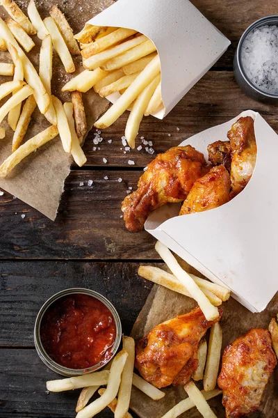 Pernas de frango fritas com batatas fritas — Fotografia de Stock