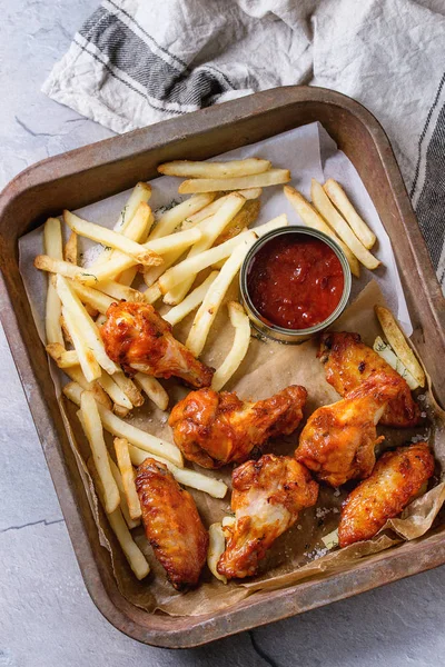 Stekta kycklingben med pommes frites — Stockfoto