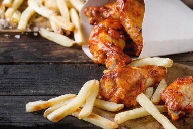 Kızarmış tavuk budu ve patates kızartması.