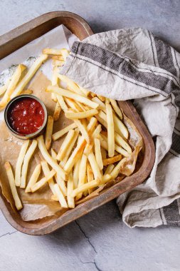 Kızarmış tavuk budu ve patates kızartması.
