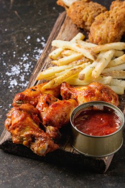 Kızarmış tavuk budu ve patates kızartması.