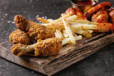 Kızarmış tavuk budu ve patates kızartması.