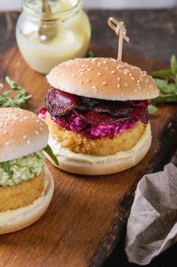 Avokado, pancar ve sos vejetaryen Burger