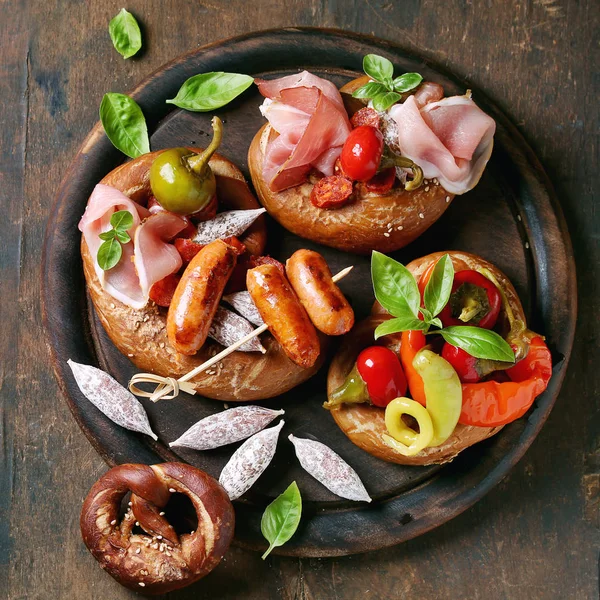 Mängd kött snacks i pretzels — Stockfoto