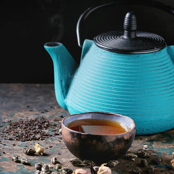 Varietà di tè secco con teiera — Foto Stock
