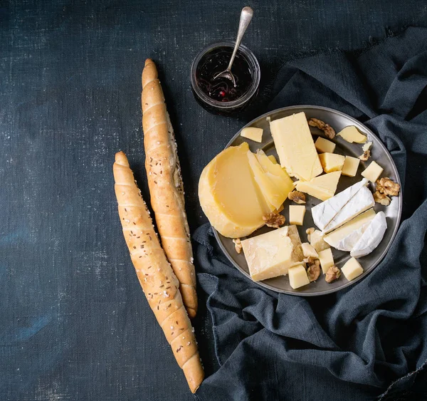 Surtido de queso sobre tabla de madera — Foto de Stock