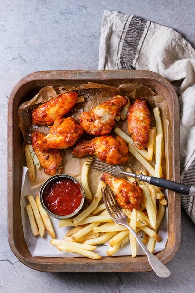 Stekta kycklingben med pommes frites — Stockfoto