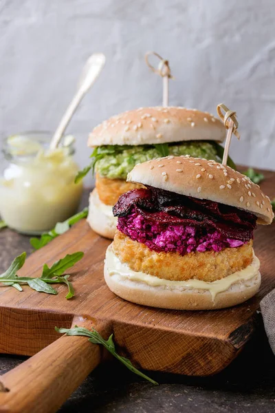 Hamburger vegani con avocado, barbabietola e salsa — Foto Stock