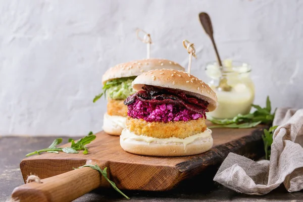 Vegetarián hamburgery s avokádem, červená řepa a omáčkou — Stock fotografie