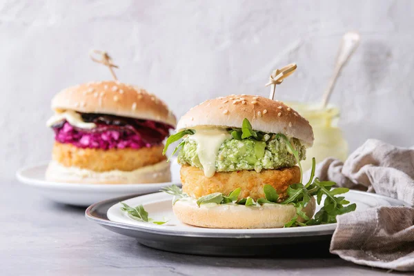 Vegan hamburgers met avocado, rode biet en saus — Stockfoto