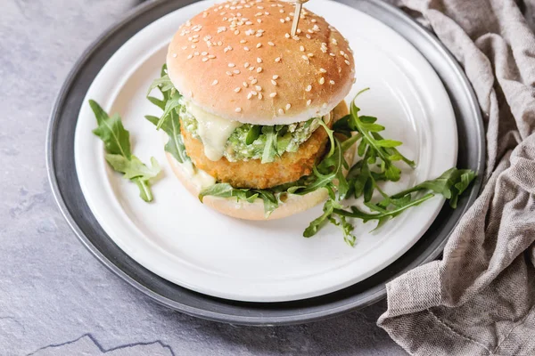 Hamburguesas veganas con aguacate, remolacha y salsa — Foto de Stock