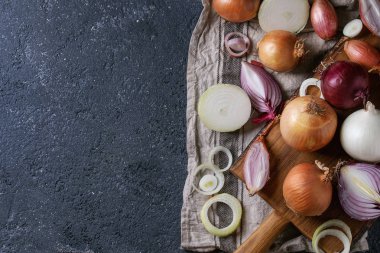 Bütün ve dilimlenmiş soğan çeşitli