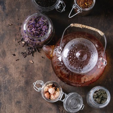 Kuru çay çaydanlık ile çeşitli