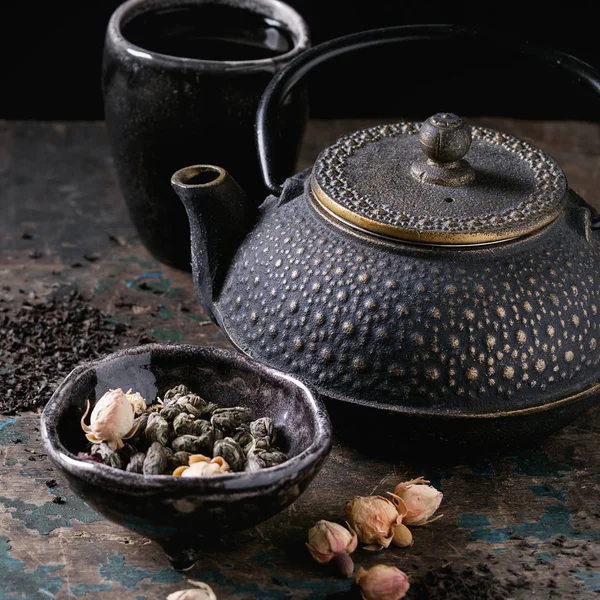 各种不同的干茶叶与茶壶 — 图库照片