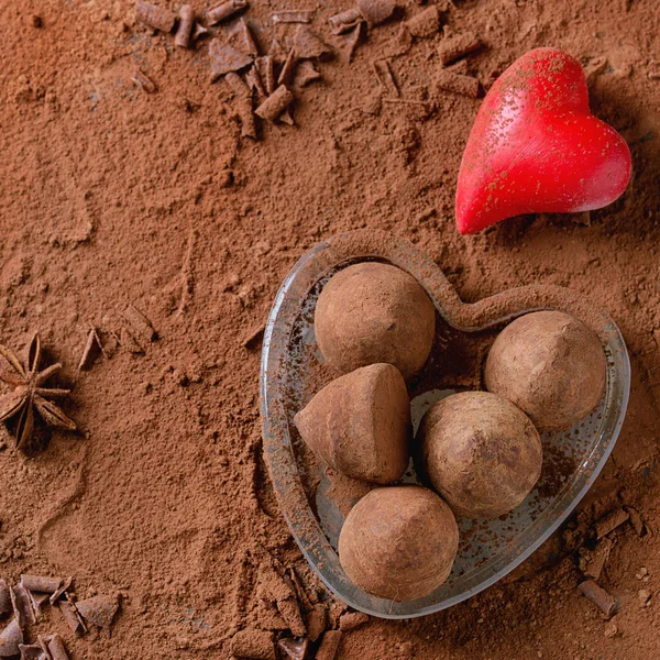 Trufas de chocolate con corazones de San Valentín —  Fotos de Stock