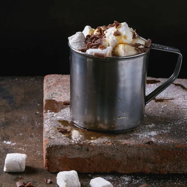 Heiße Schokolade mit Marshmallow — Stockfoto