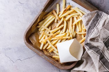 Kızarmış tavuk budu ve patates kızartması.