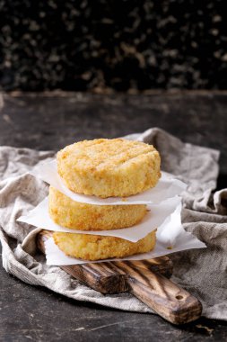 Vejetaryen burger yapmak için peynir ve soğan Beşamel sos