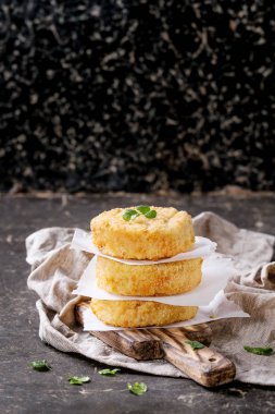 Vejetaryen burger yapmak için peynir ve soğan Beşamel sos