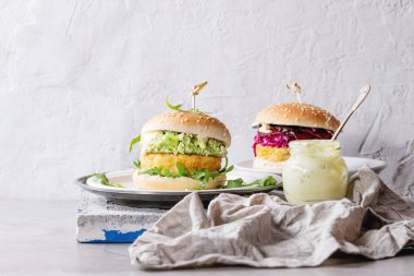 Avokado, pancar ve sos vejetaryen Burger