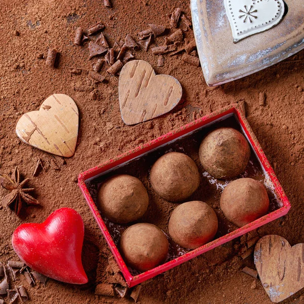 Chocolade truffels met Valentijnsdag harten — Stockfoto