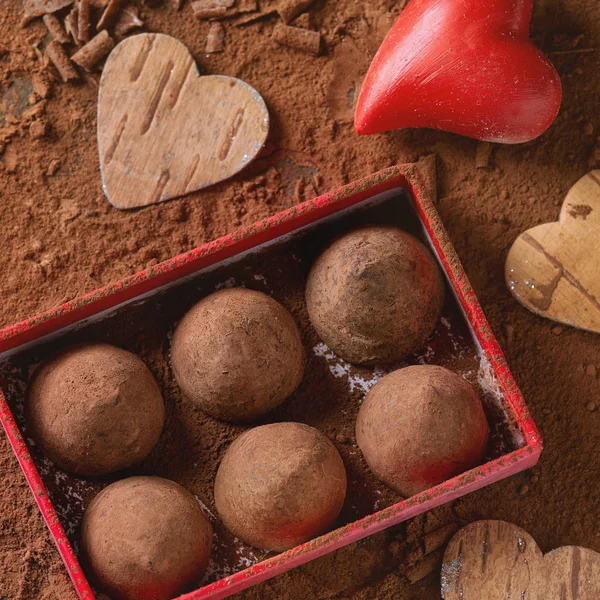 Trufas de chocolate con corazones de San Valentín —  Fotos de Stock