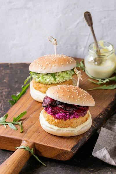 Hamburger vegani con avocado, barbabietola e salsa — Foto Stock