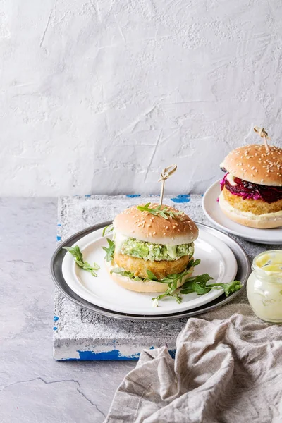 Veganburgare med avokado, rödbetor och sås — Stockfoto