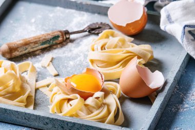 Taze ev yapımı makarna tagliatelle